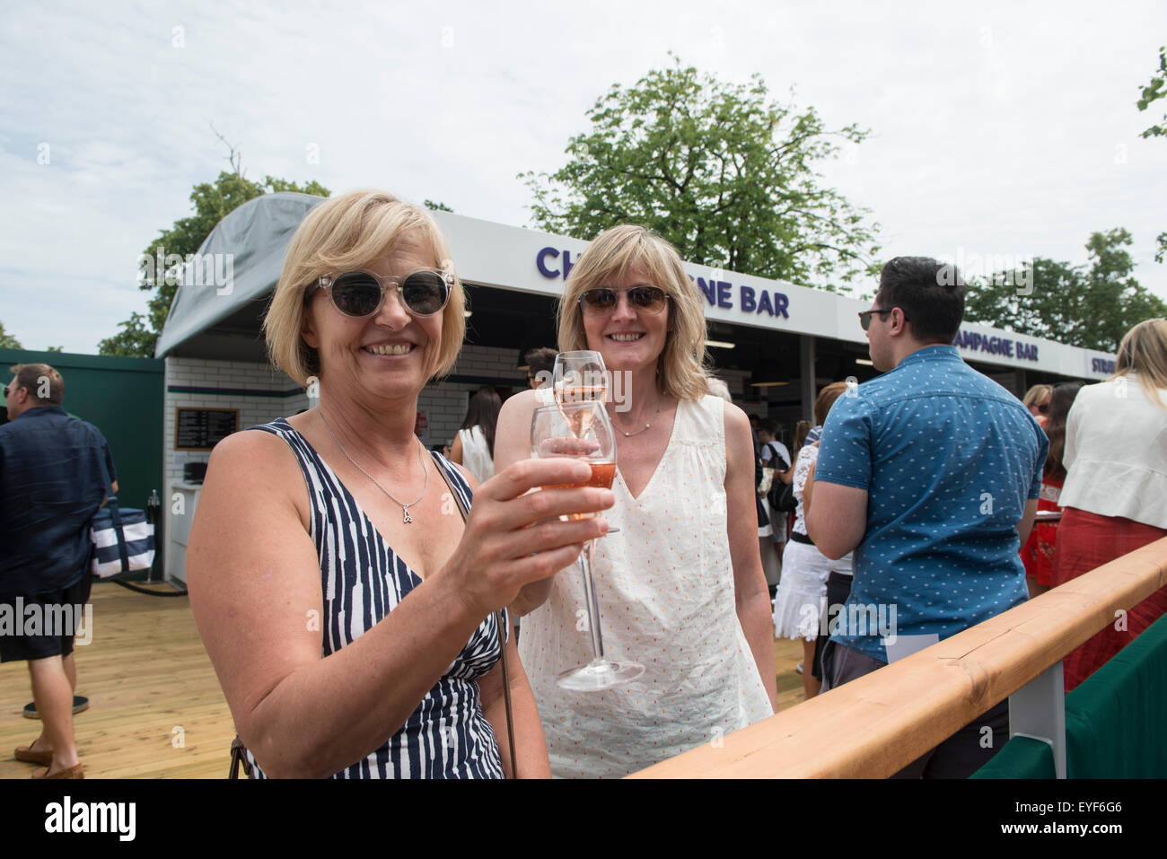 29.06.2015. Il torneo di Wimbledon Tennis Championships 2015 tenutosi presso il All England Lawn Tennis e Croquet Club di Londra, Inghilterra, Regno Unito. GV, vista generale. Gli appassionati di tennis godendo di Wimbledon atmosfera. Foto Stock