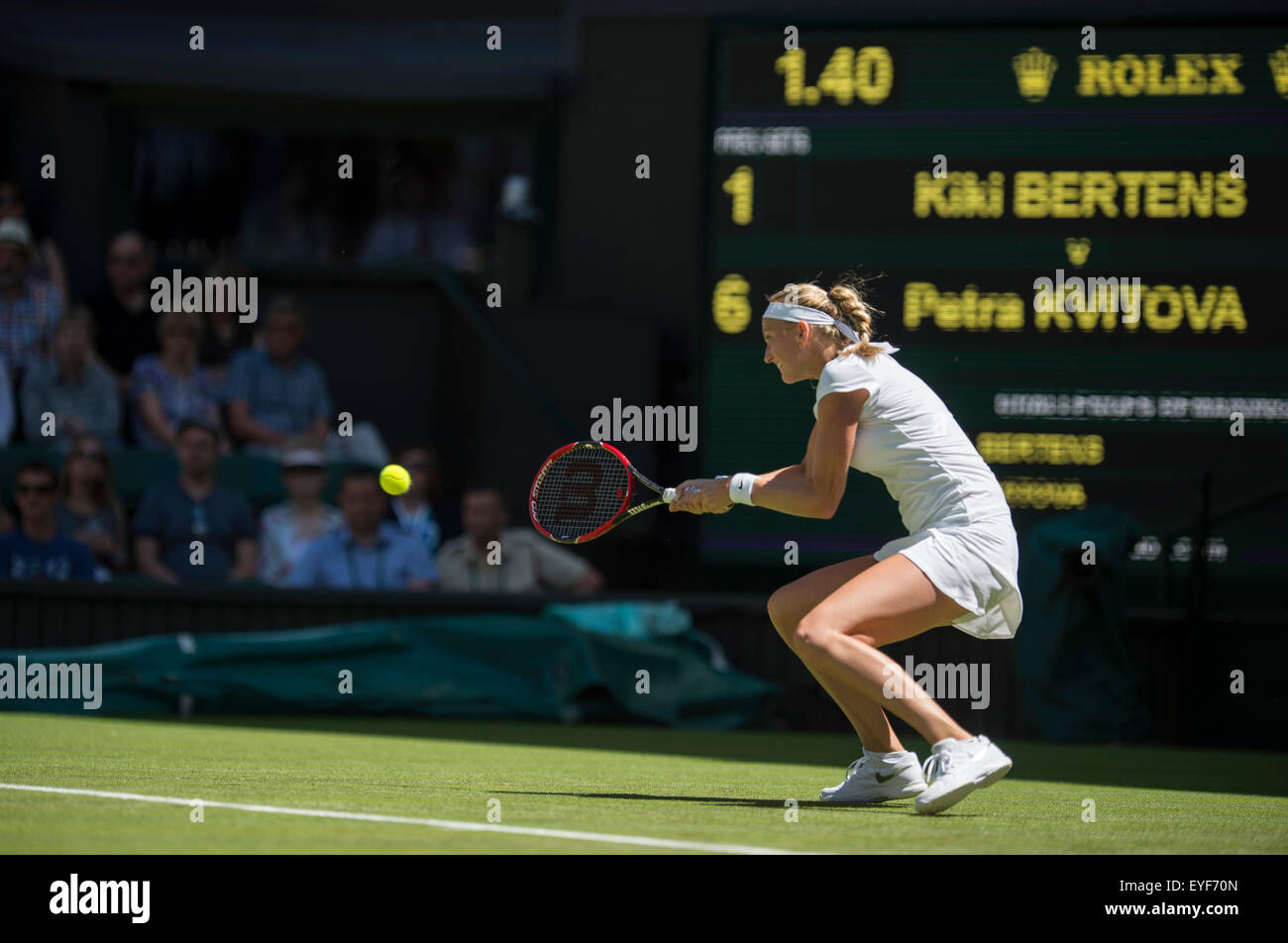 30.06.2015. Il torneo di Wimbledon Tennis Championships 2015 tenutosi presso il All England Lawn Tennis e Croquet Club di Londra, Inghilterra, Regno Unito. Petra KVITOVA (SUI) [2] v Kiki Bertens (NED). Foto Stock