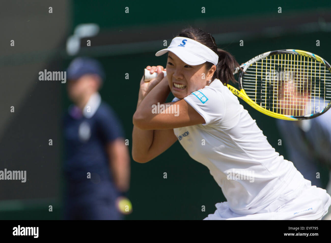 02.07.2015. Il torneo di Wimbledon Tennis Championships 2015 tenutosi presso il All England Lawn Tennis e Croquet Club di Londra, Inghilterra, Regno Unito. Petra KVITOVA (SUI) [2] v Kurumi Mara (JPN) su No1 corte. Foto Stock