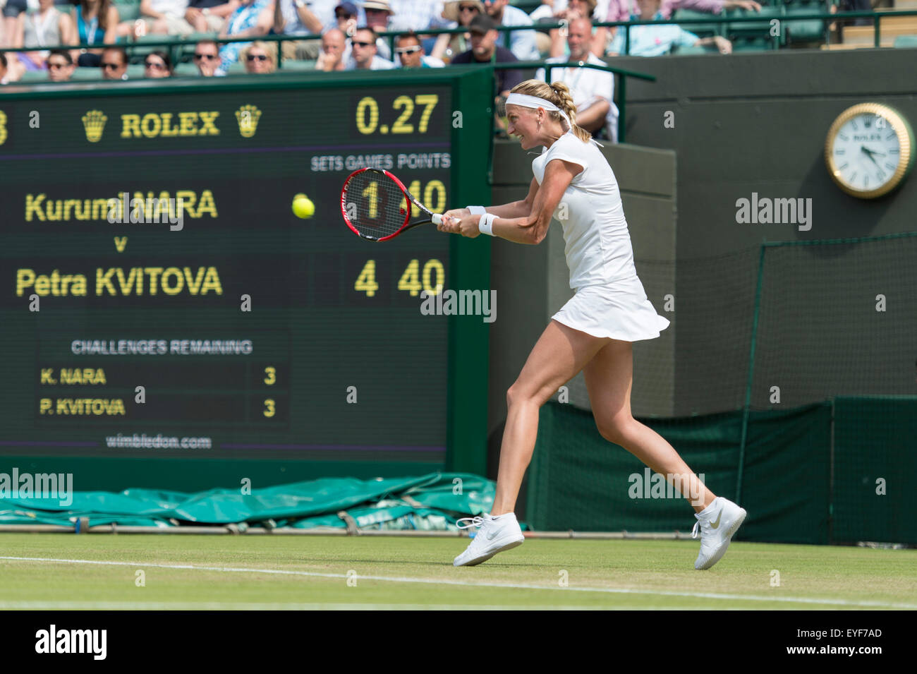 02.07.2015. Il torneo di Wimbledon Tennis Championships 2015 tenutosi presso il All England Lawn Tennis e Croquet Club di Londra, Inghilterra, Regno Unito. Petra KVITOVA (SUI) [2] v Kurumi Mara (JPN) su No1 corte. Foto Stock