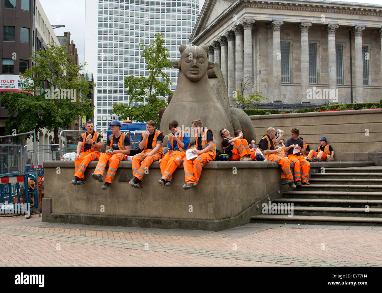Costruzione i lavoratori aventi la loro pausa pranzo in Victoria Square, Birmingham, Regno Unito Foto Stock