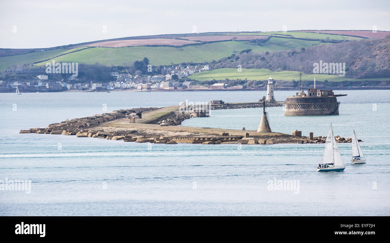 Una vista laterale di Plymouth Sound frangiflutti, Devon, Inghilterra Foto Stock