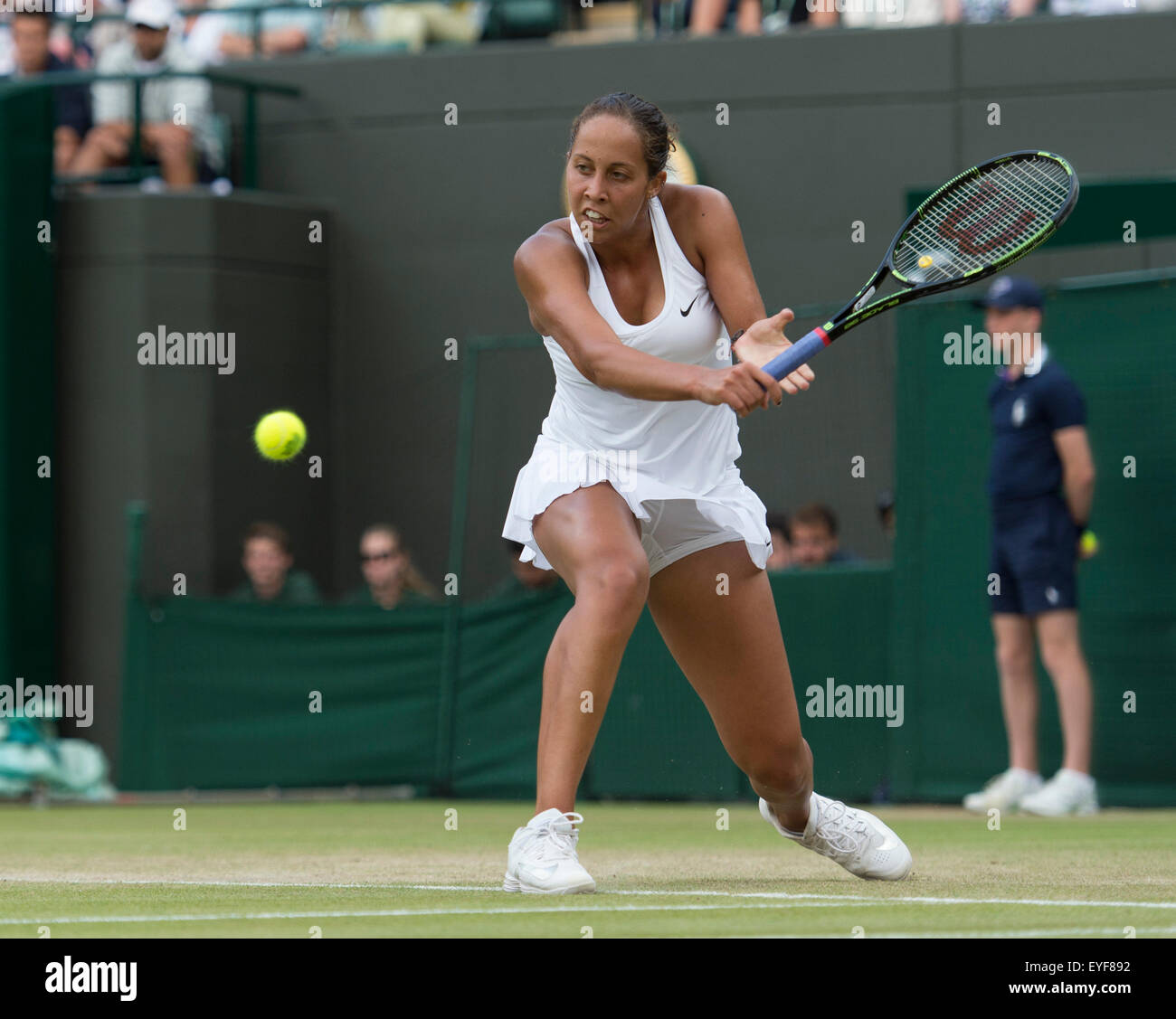 07.07.2015. Il torneo di Wimbledon Tennis Championships 2015 tenutosi presso il All England Lawn Tennis e Croquet Club di Londra, Inghilterra, Regno Unito. Agnieszka RADWANSKA (FRA) [13] (Indossare visiera) v Madison chiavi (FRA) [21] (dai capelli scuri), Ladies' Singles - Quarti di finale, n. 1 C Foto Stock