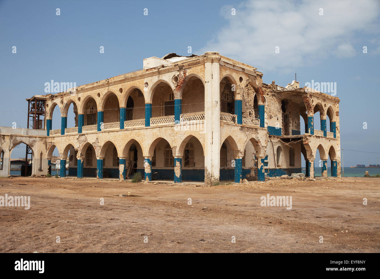 Rovinato palazzo imperiale di Haile Selassie; Taulud Island, Massaua, in Eritrea Foto Stock