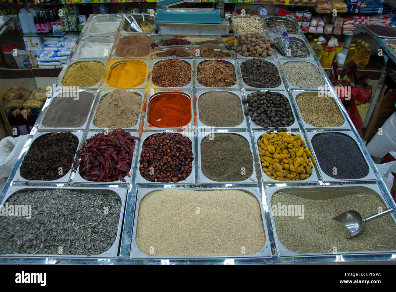 Visualizzazione delle Spezie, semi, i dadi e le erbe aromatiche spezie Shop Dubai Foto Stock