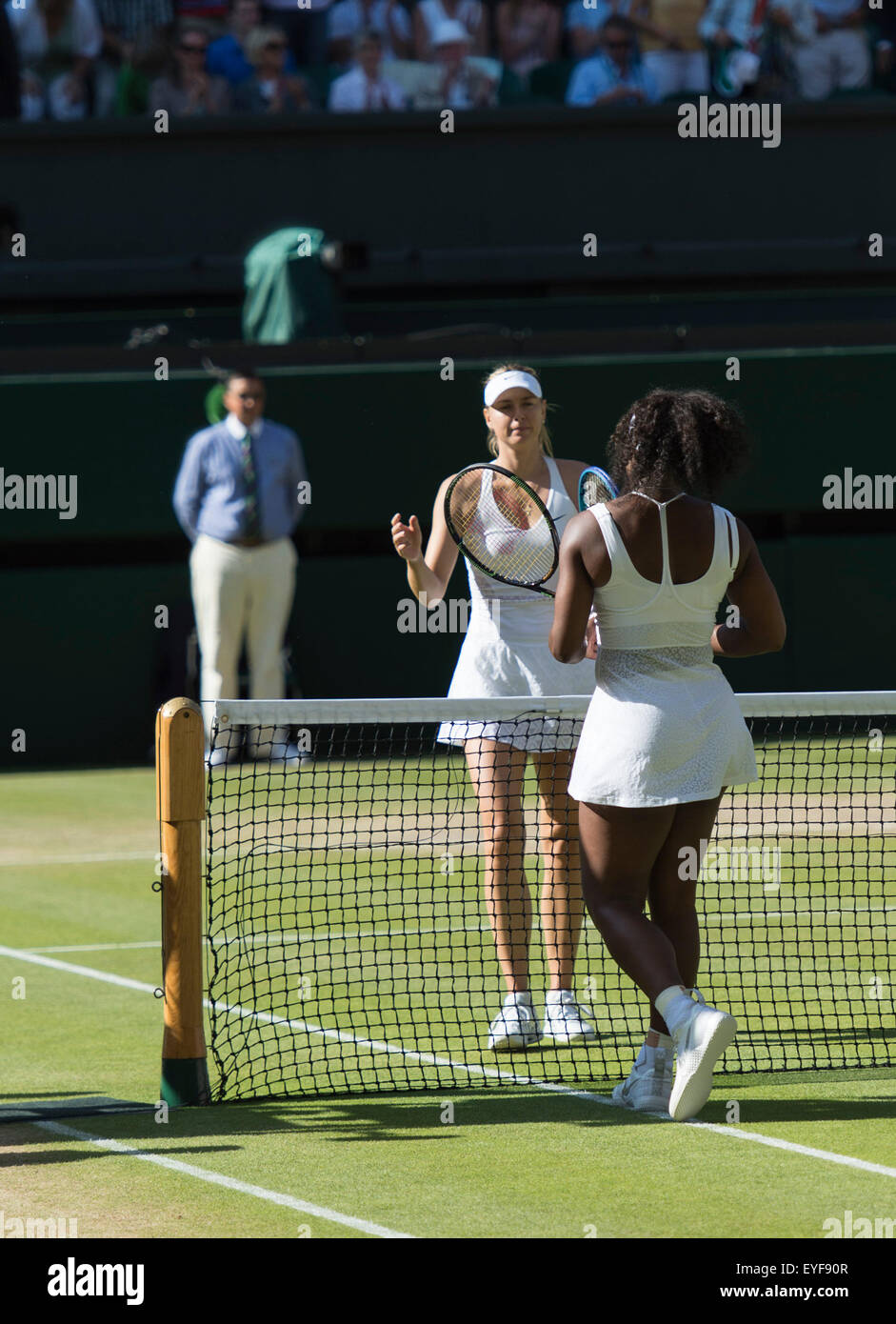 09.07.2015. Il torneo di Wimbledon Tennis Championships 2015 tenutosi presso il All England Lawn Tennis e Croquet Club di Londra, Inghilterra, Regno Unito. Serena Williams (USA) [1] v Maria SHARAPOVA (RUS) [4] capelli biondi) nel Signore' semifinali sul Centre Court Foto Stock