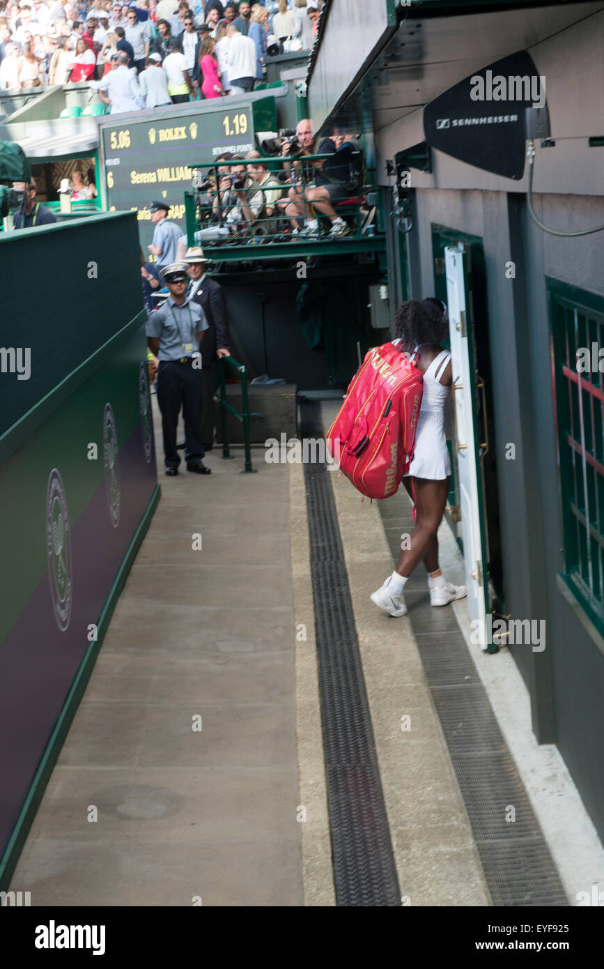 09.07.2015. Il torneo di Wimbledon Tennis Championships 2015 tenutosi presso il All England Lawn Tennis e Croquet Club di Londra, Inghilterra, Regno Unito. Serena Williams (USA) [1] v Maria SHARAPOVA (RUS) [4] capelli biondi) nel Signore' semifinali sul Centre Court Foto Stock