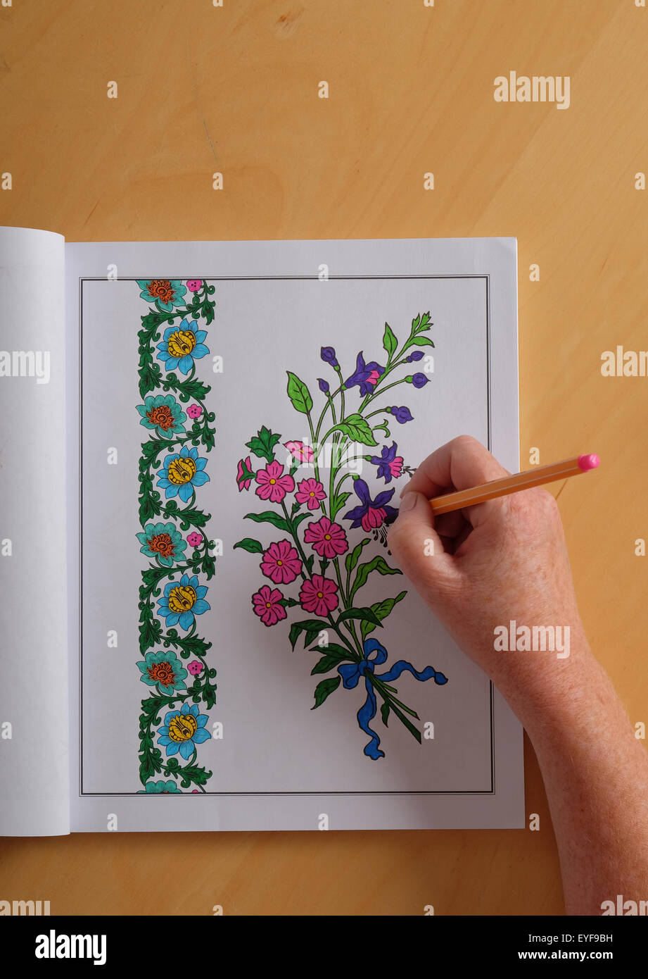 Una donna adulta colorazione in un design vintage colorazione in libro, una nuova tendenza in relax per adulti Foto Stock