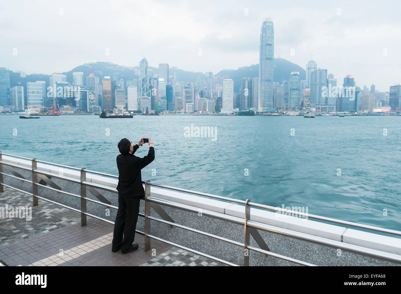 Pier da Kowloon a Hong Kong Island, spettacolare skyline; Hong Kong, Cina Foto Stock