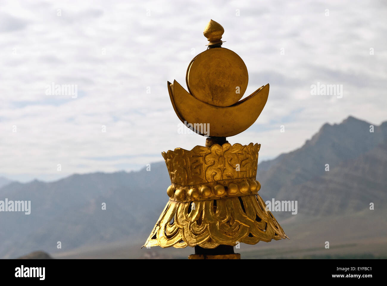 Rame Buddista Tibetana Banner di Vittoria sul tetto del monastero Thikse con Stok Mountain Range in background Foto Stock