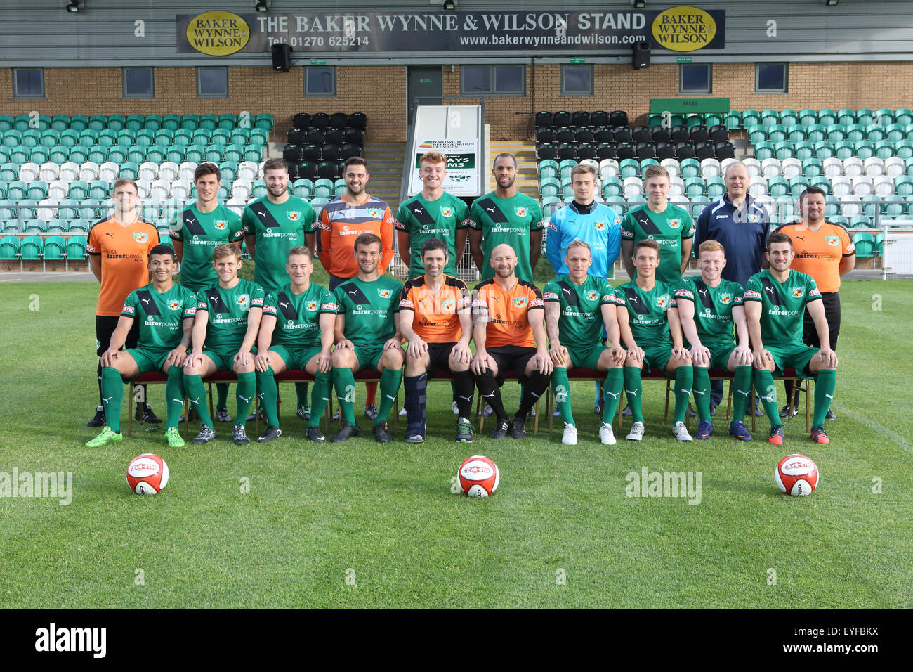 Nantwich, Cheshire, Regno Unito. 28 Luglio, 2015. Nantwich Town 2015-2016 squad foto di tessitore Stadium. Bancata posteriore: (L a R) Alex Forrester (Sport terapista), Elliot Osborne, Ben Mills, Terry Smith, Jon Moran, Liam Shotton, Krystian Burzynski, Lewis breve, Geoff Beach Kit (l'uomo), Chris parchi (Portiere Coach). Fila anteriore (L a R) Josh Gordon, Andy bianco, PJ Hudson, Sam Hall (vice capitano), Neil Sorvel (Assistente Manager), Phil Parkinson (Manager), Darren Thornton (Capitano), Chris velocità, Chris Smith, Matt Bell. Credito: SJN/Alamy Live News Foto Stock