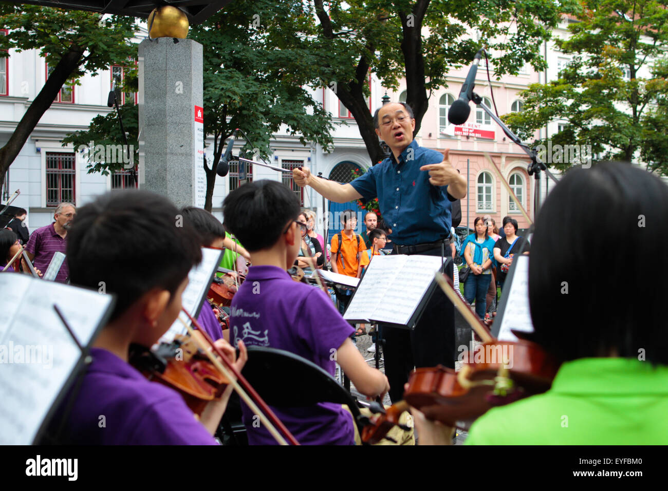 Bratislava. 28 Luglio, 2015. Membri del cinese di Hong Kong in base youth orchestra band eseguire durante la Gioventù Internazionale Music Festival 2015 a Bratislava, in Slovacchia il 28 luglio 2015. La gioventù internazionale Music Festival 2015 è stato ospitato qui con i giovani gruppi musicali provenienti da tutto il mondo. © Erik Adamson/Xinhua/Alamy Live News Foto Stock