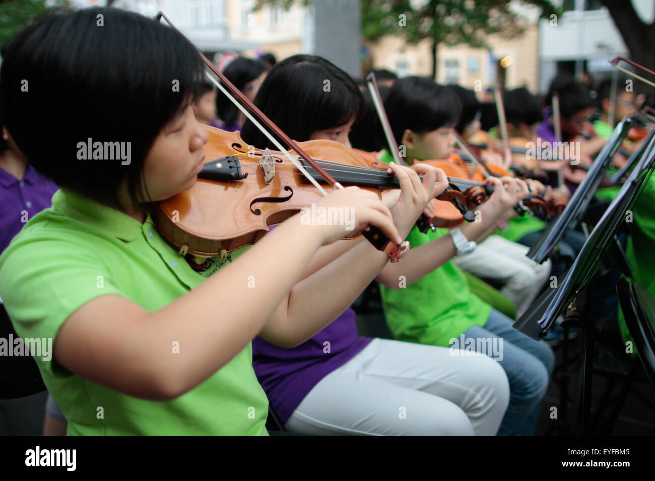 Bratislava. 28 Luglio, 2015. Membri del cinese di Hong Kong in base youth orchestra band eseguire durante la Gioventù Internazionale Music Festival 2015 a Bratislava, in Slovacchia il 28 luglio 2015. La gioventù internazionale Music Festival 2015 è stato ospitato qui con i giovani gruppi musicali provenienti da tutto il mondo. © Erik Adamson/Xinhua/Alamy Live News Foto Stock
