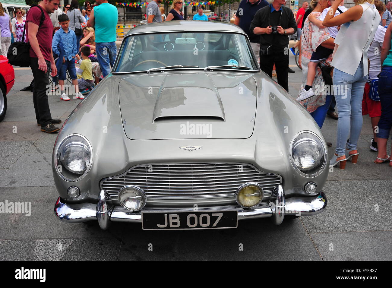 Aston Martin DB5 in mostra a Liverpool è Pier Head. Foto Stock