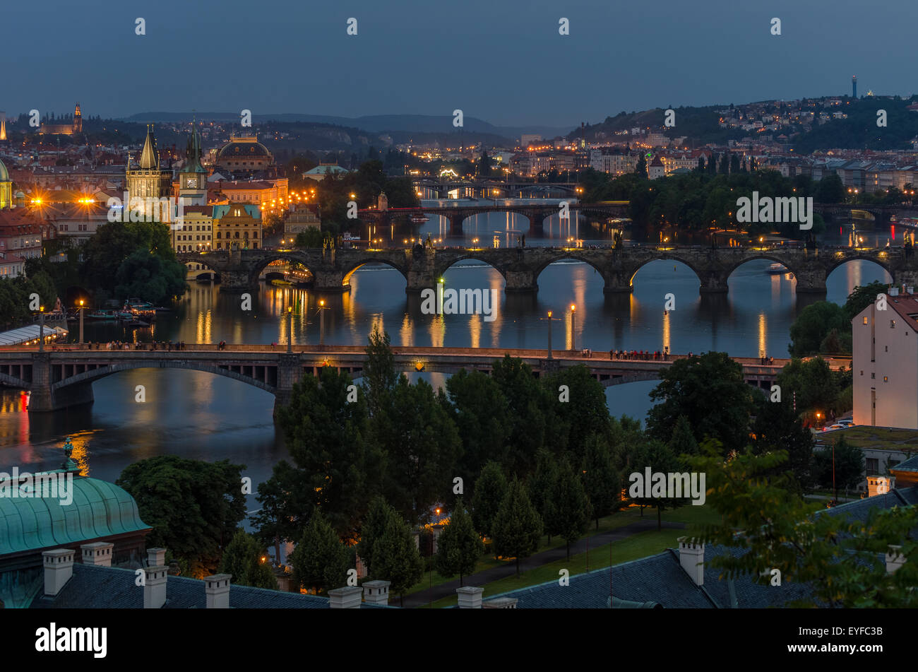 I ponti di Praga di notte Foto Stock