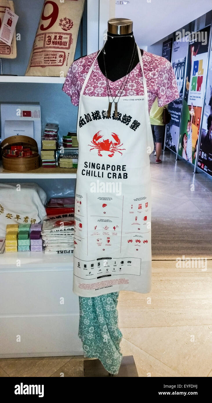 Grembiule turistica in Singapore Museo Nazionale di Singapore pubblicità Chili Granchio, un iconico piatto di Singapore Foto Stock