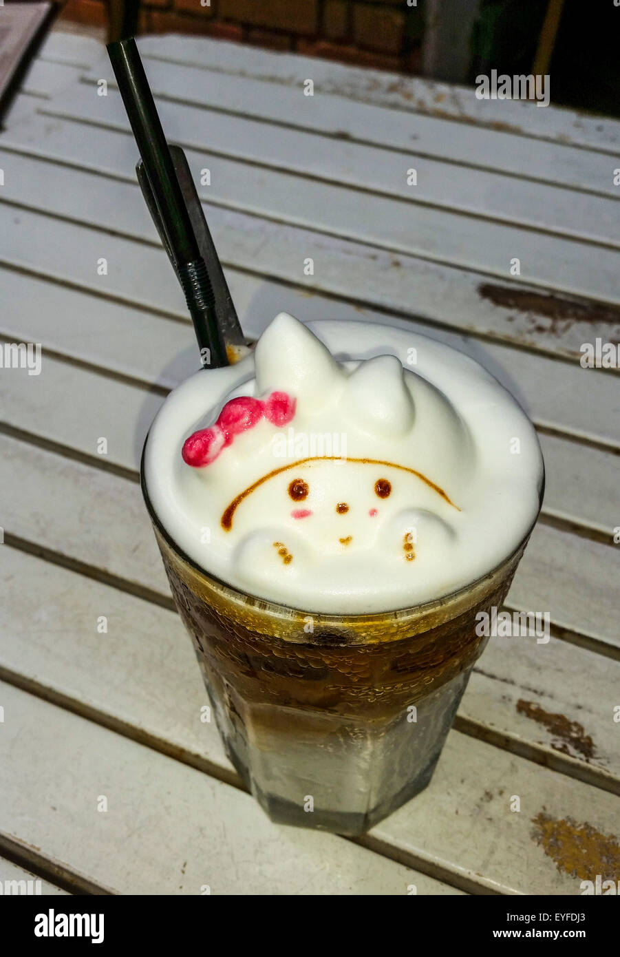 3D iced "arte latte' servito a cuneo pieno di fagioli, una caffetteria/deli nel villaggio di Changi quartiere di Singapore Foto Stock