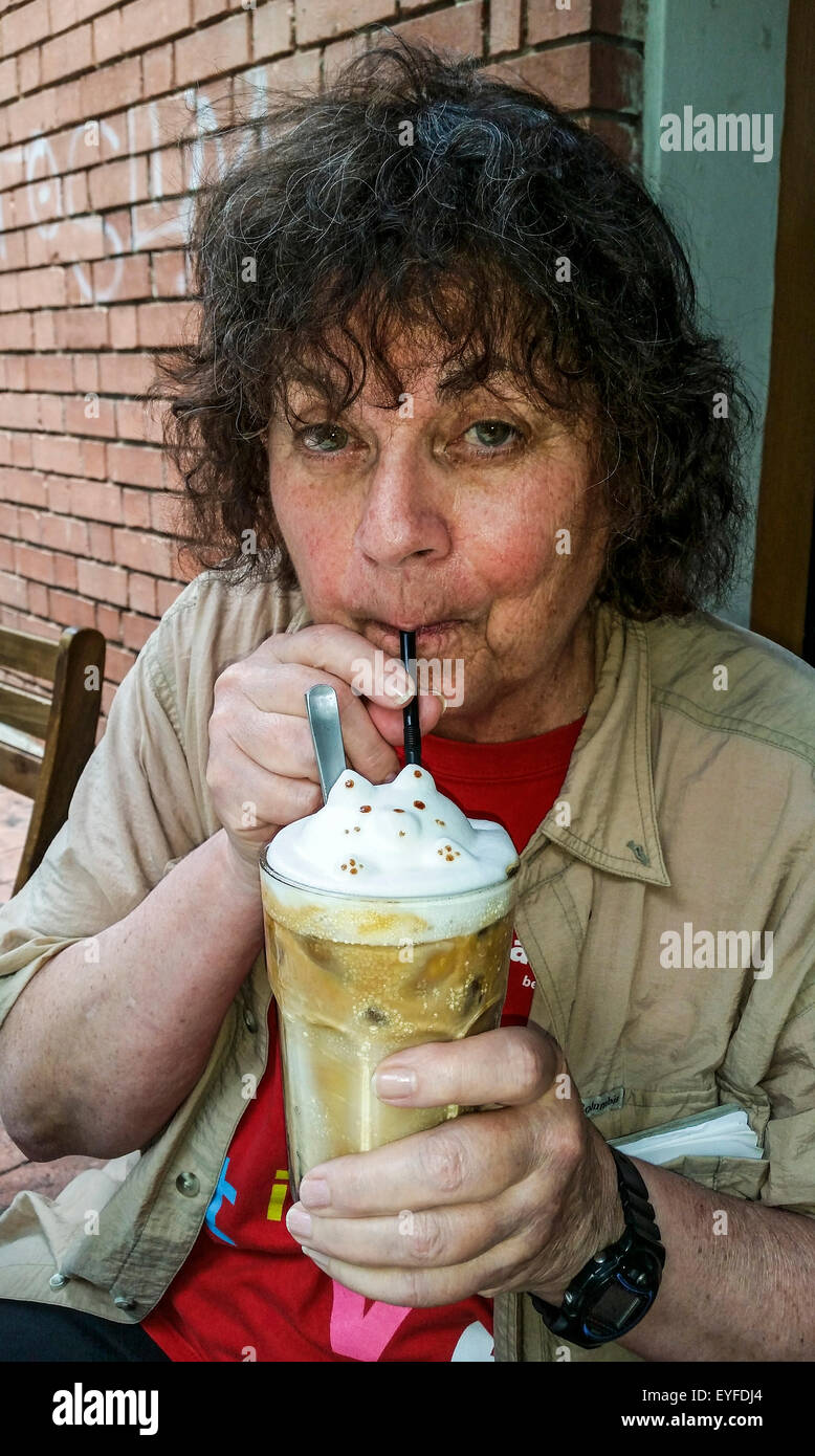 3D iced "arte latte' servito a cuneo pieno di fagioli, una caffetteria/deli nel villaggio di Changi quartiere di Singapore. Foto Stock