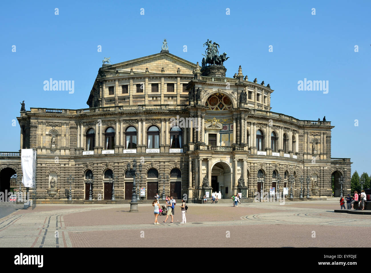 Opera house Semperoper sulla piazza del teatro a Dresda. Foto Stock