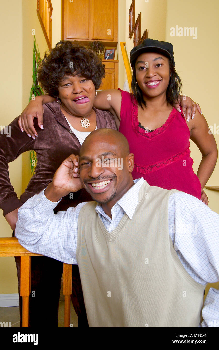 Un americano africano medio classe giovane e la loro zia pongono nel loro soggiorno in Corona, CA. Foto Stock