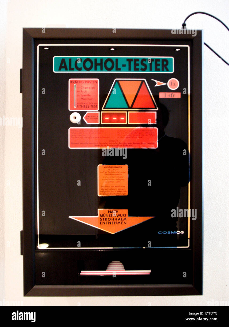 Situato al di fuori di una Svizzera cocktail lounge e un alcol analyzer consente ai clienti di determinare la loro sobrietà quando esce. Nota cannucce per uso individuale. Foto Stock