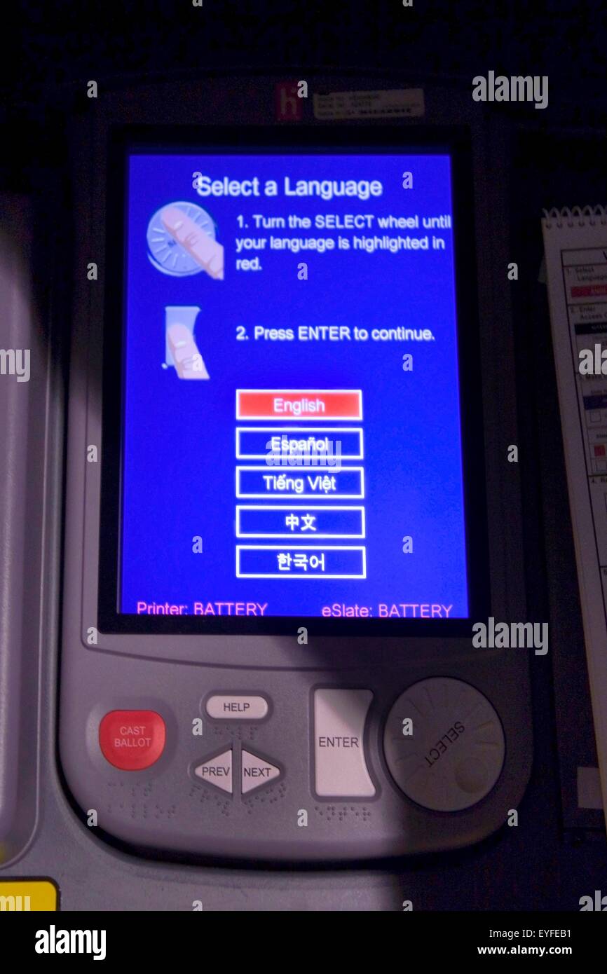 Lo schermo del monitor di un voto informatizzato di computer in un luogo di polling visualizza una scelta di lingue. Nota i pulsanti per indicare le scelte. Foto Stock