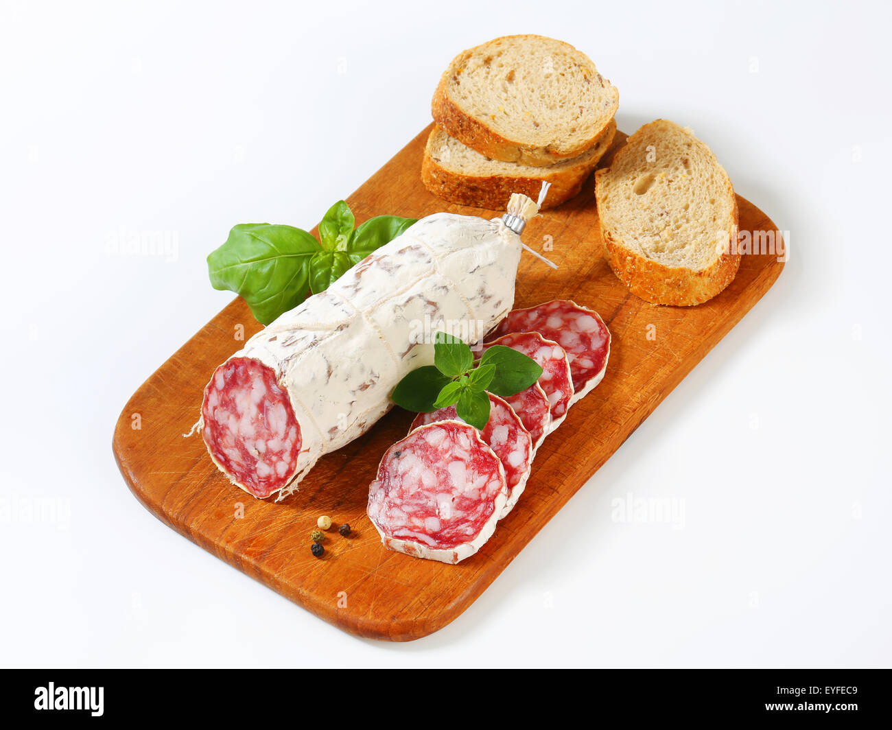 Salsiccia francese Sec e a fettine croccanti di rotolo sul bordo di taglio Foto Stock