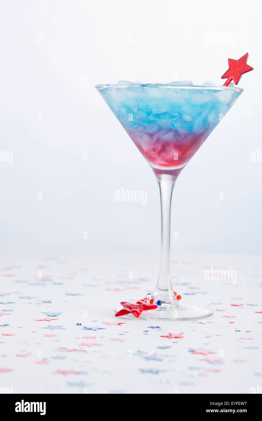 Blu-rosso-bianco drink nella coppetta Martini Foto Stock