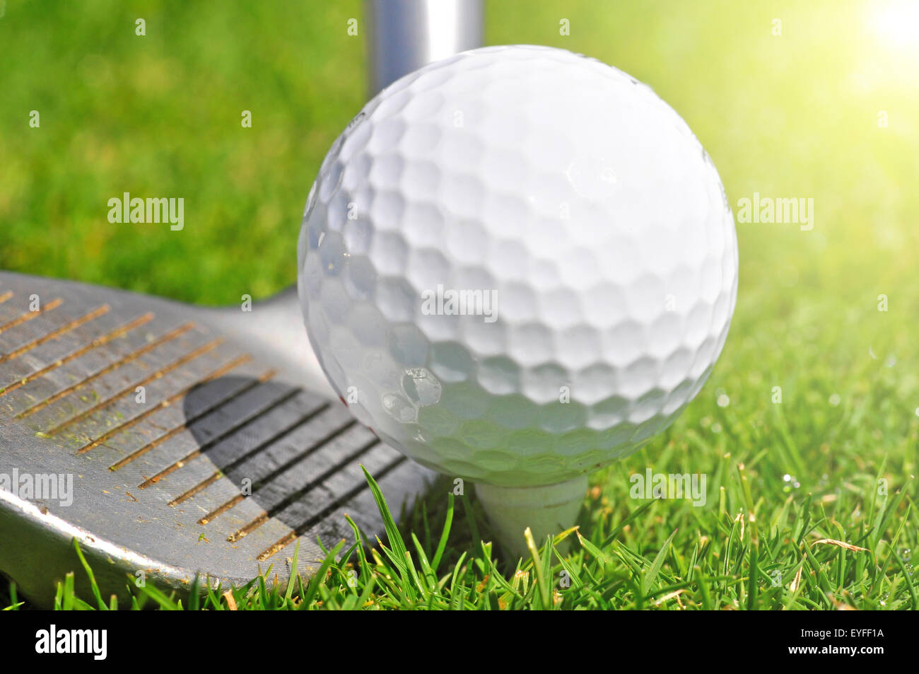 La pallina da golf e driver, pronti a colpire Foto Stock