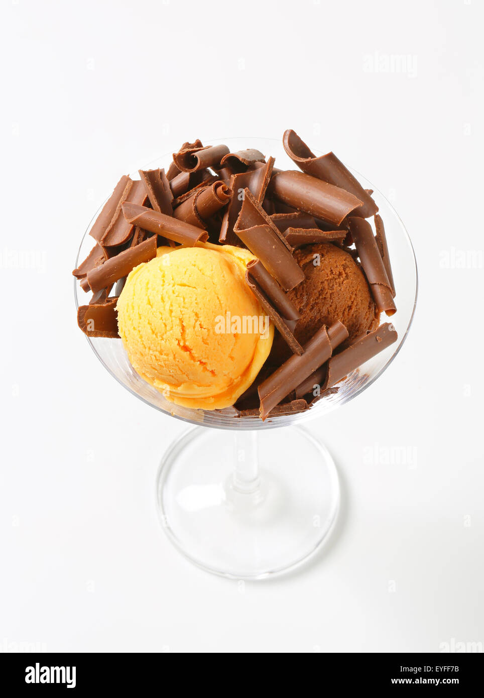 Palline di gelato decorata con riccioli di cioccolato Foto Stock