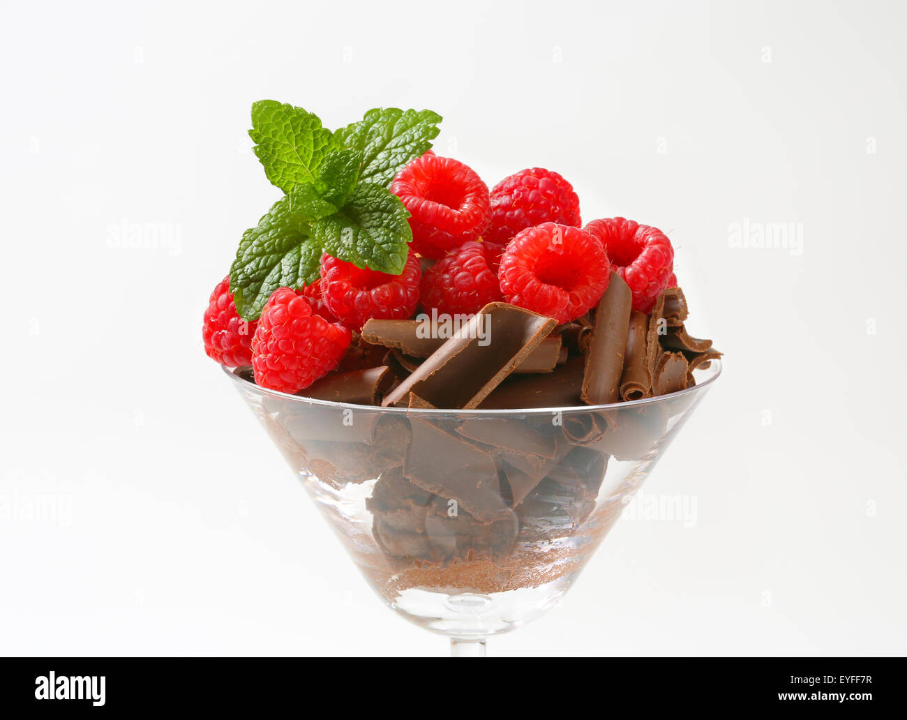 Riccioli di cioccolato con lamponi freschi nel calice Foto Stock