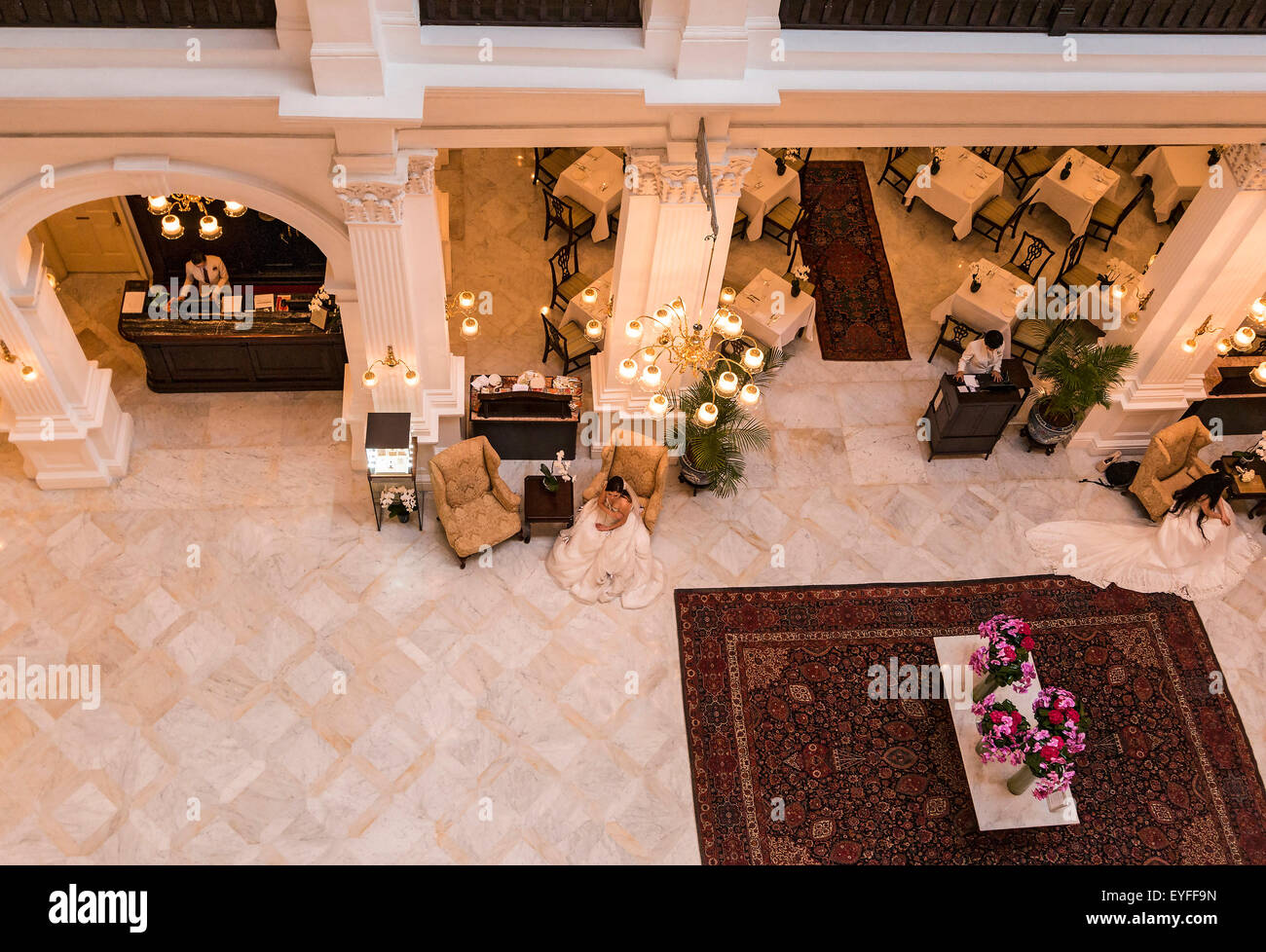 Promessa sposa si siede il Raffles Hotel lobby, in attesa di avere le foto scattate. Foto Stock