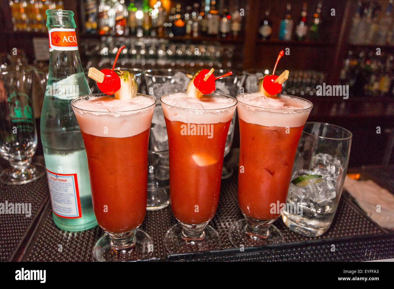 Real, originale Singapore Sling bevande presso il Long Bar del Raffles Hotel. Foto Stock