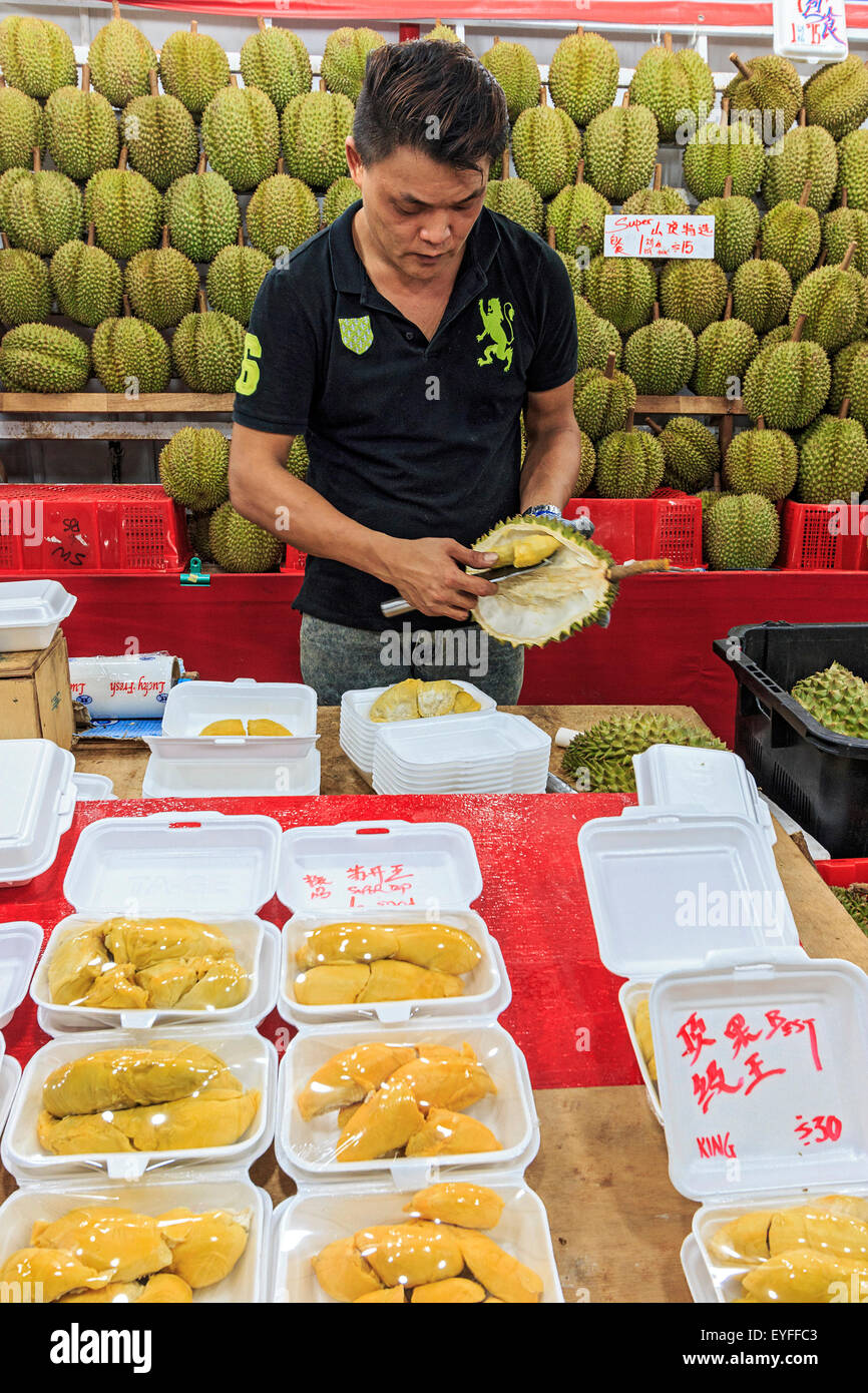 Notoriamente puzzolente frutto Durian, in vendita in un mercato notturno di Singapore. La nauseante odore dolce da questo frutto è così intenso Foto Stock