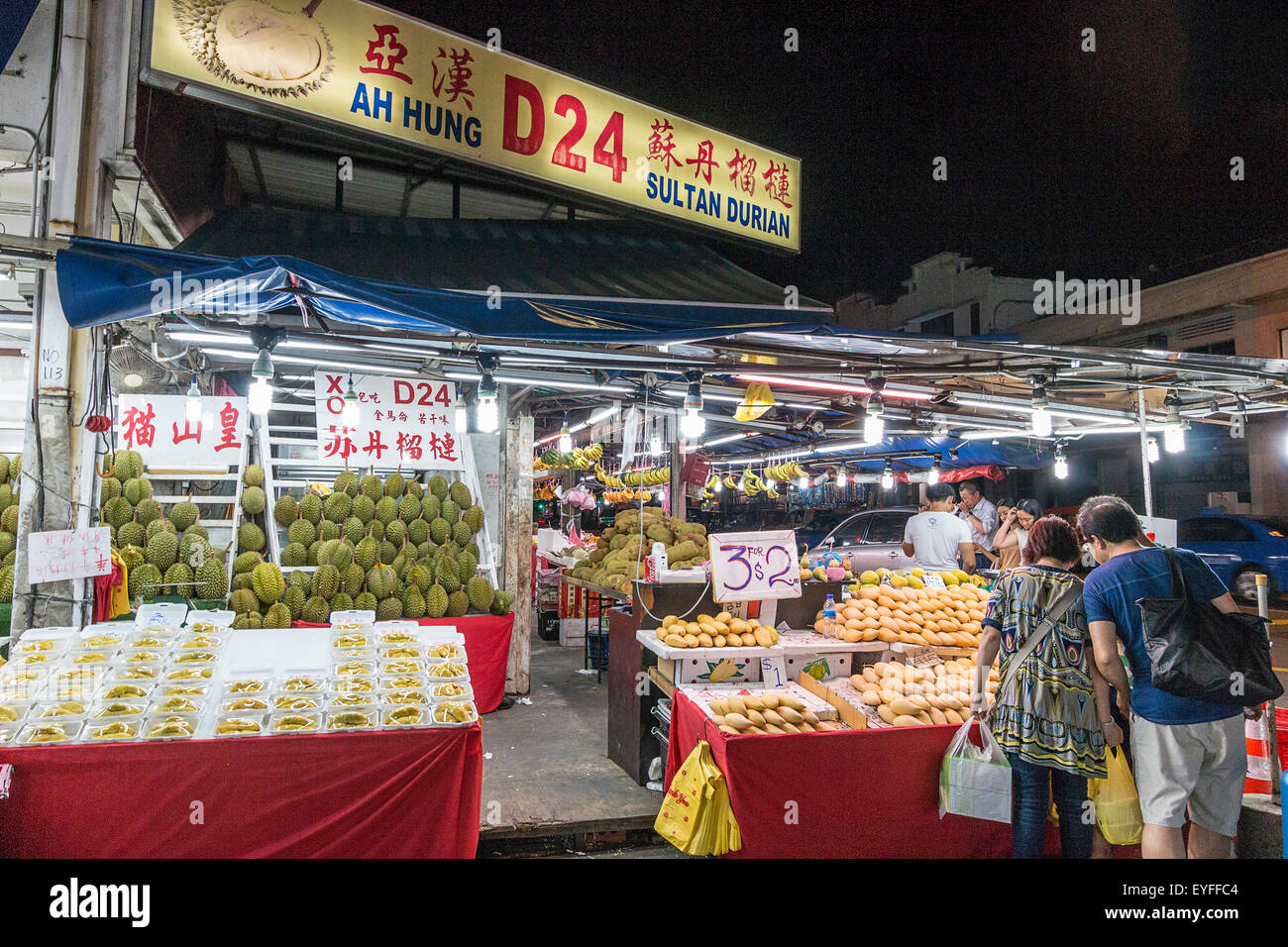 Notoriamente puzzolente frutto Durian, in vendita in un mercato notturno di Singapore. La nauseante odore dolce da questo frutto è così intenso Foto Stock