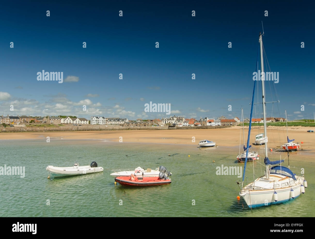 Regno Unito, Scozia, Fife, East Neuk, vista delle barche a vela e la zattera gonfiabile; Elie e Earlsferry Foto Stock