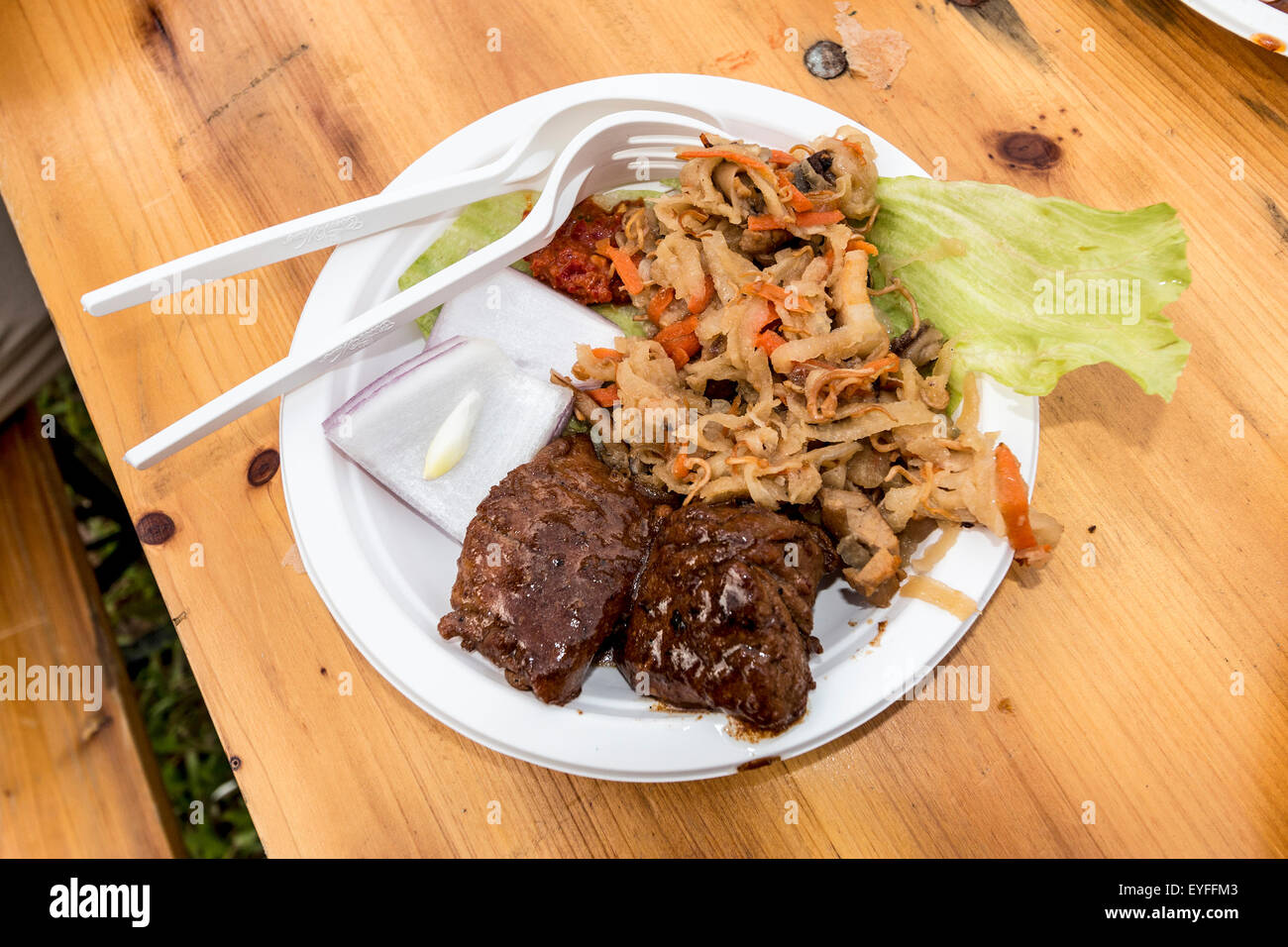 Una piastra di nero saté (carne di maiale con salsa al nero noto come orh ba cha), etnico cibo tailandese a Singapore il mondo di cibo di strada Congress Foto Stock