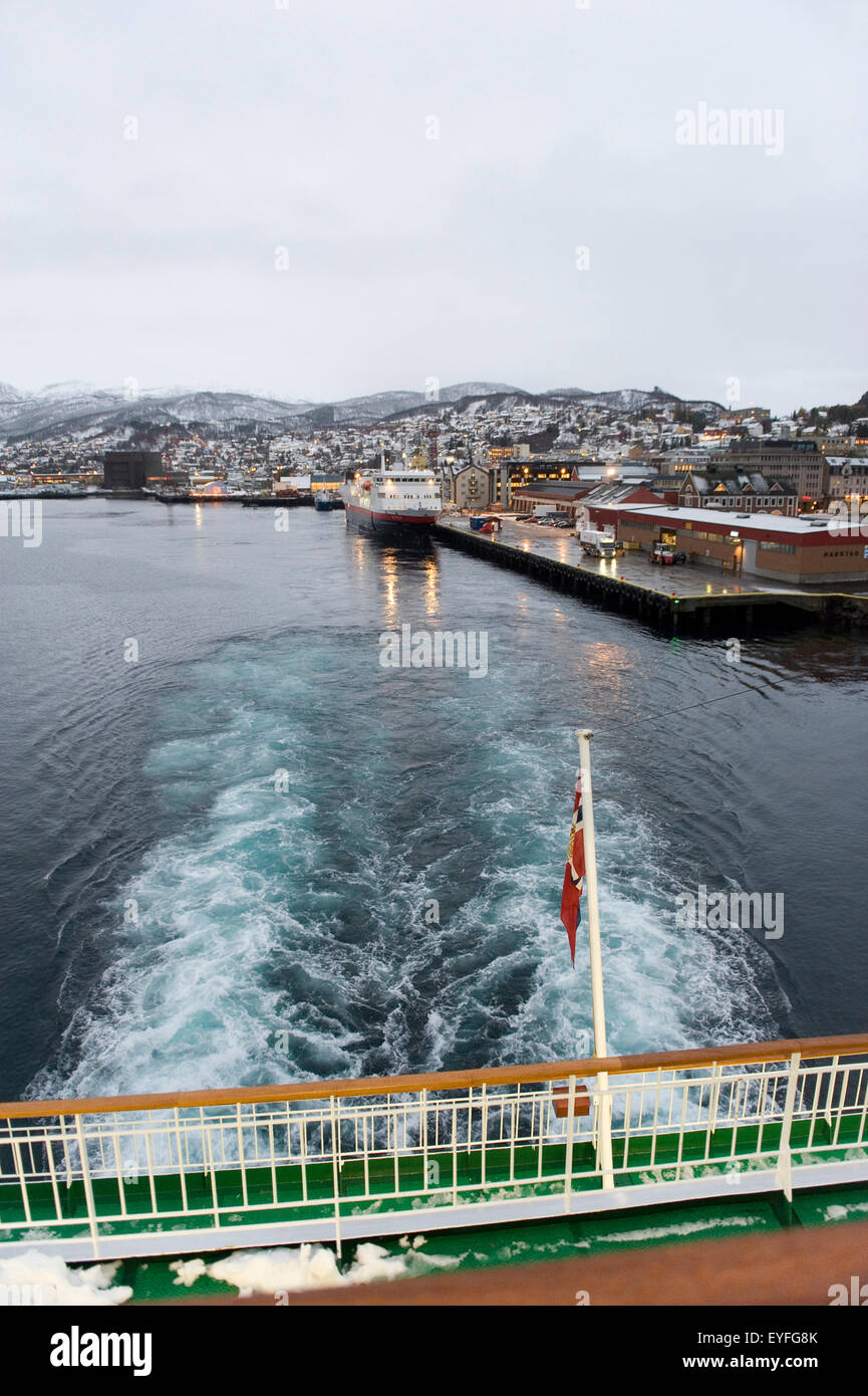 Lasciare il porto di Harstad a bordo della nave Hurtigruten MS Nordlys, la più grande città sulle isole Vesteralen; Norvegia Foto Stock