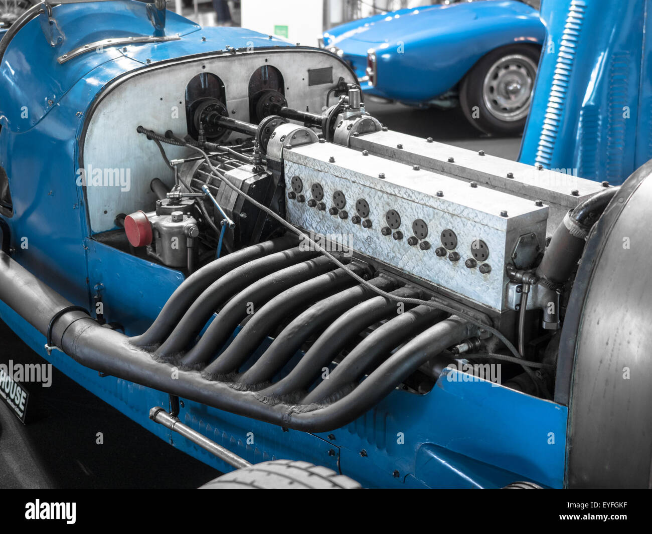Dettaglio del motore e le tubazioni di scarico di un blu vintage racing car. Foto Stock