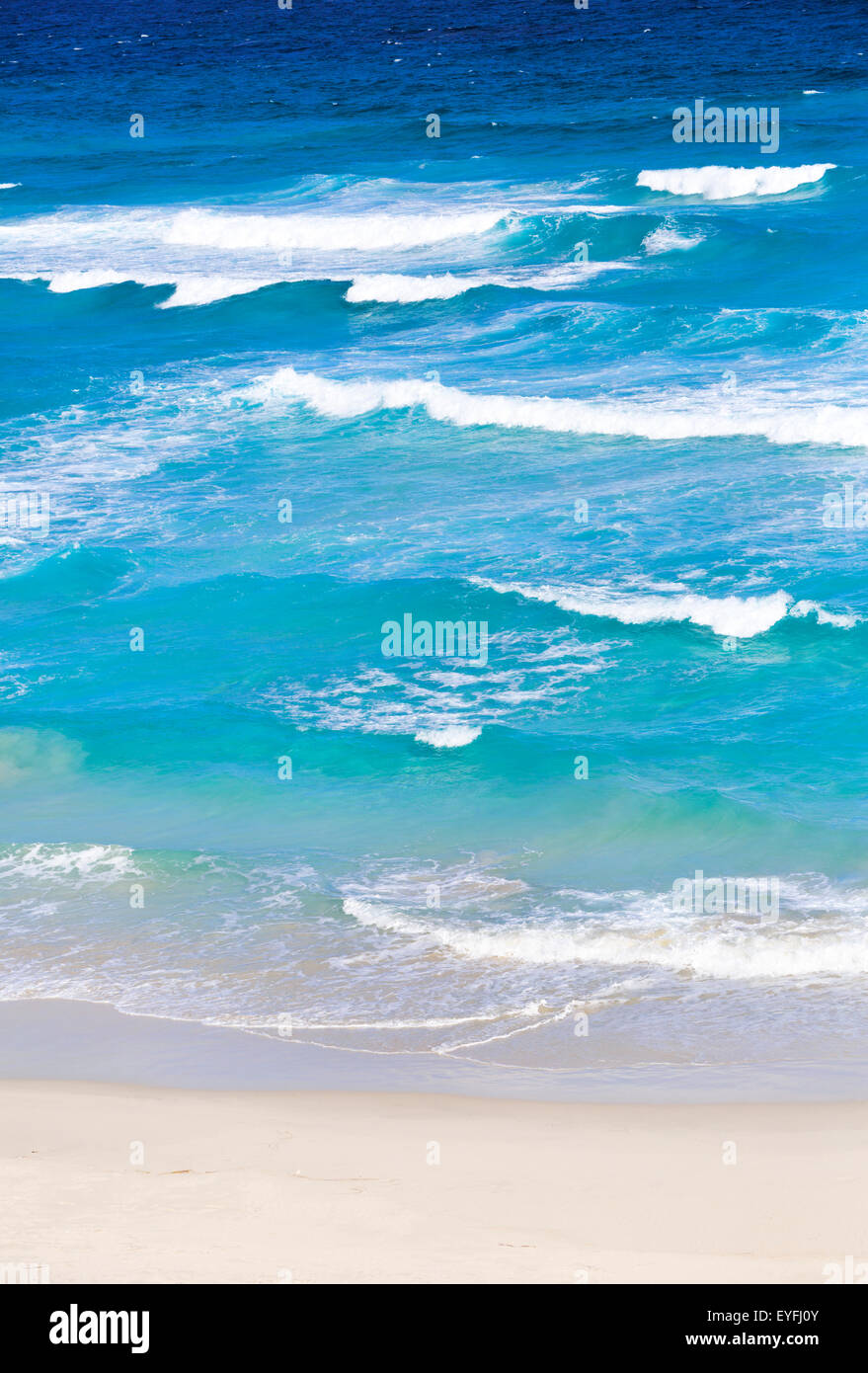 Onde che si infrangono sulla spiaggia. Foto Stock