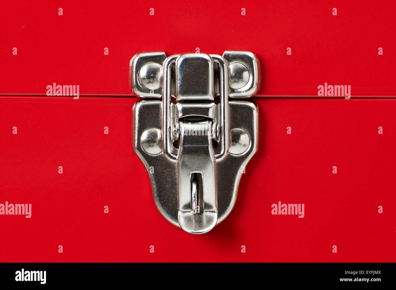 Cromo brillante fermo su un metallo rosso toolbox Foto Stock
