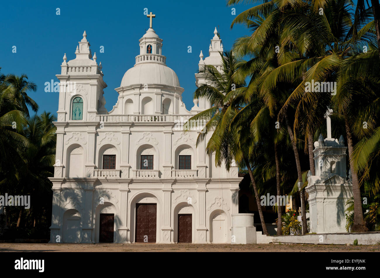 Chiesa circondata da palme; Goa, India Foto Stock