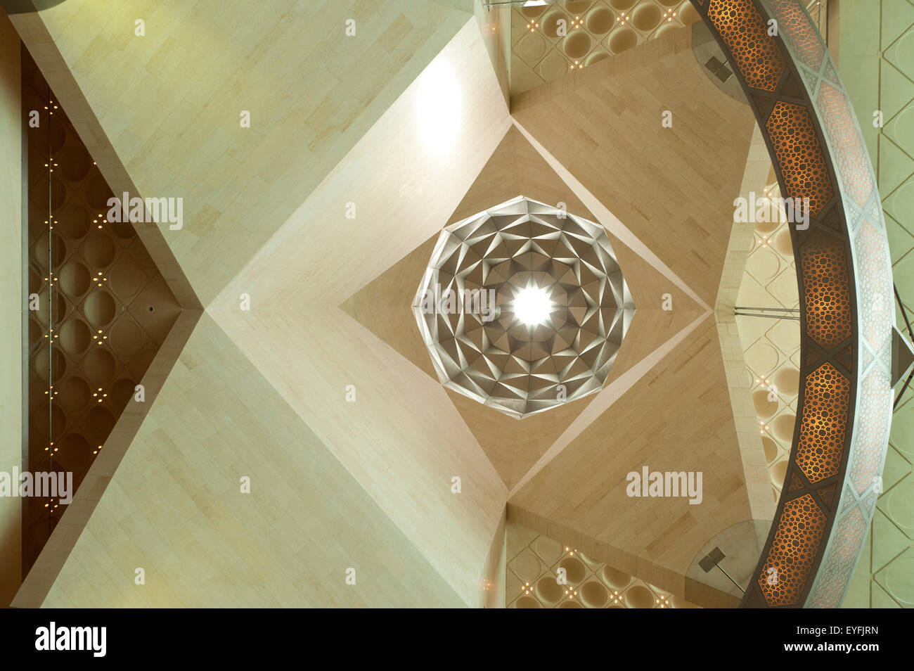 Particolare del soffitto all'interno il Museo di Arte Islamica; Doha in Qatar Foto Stock