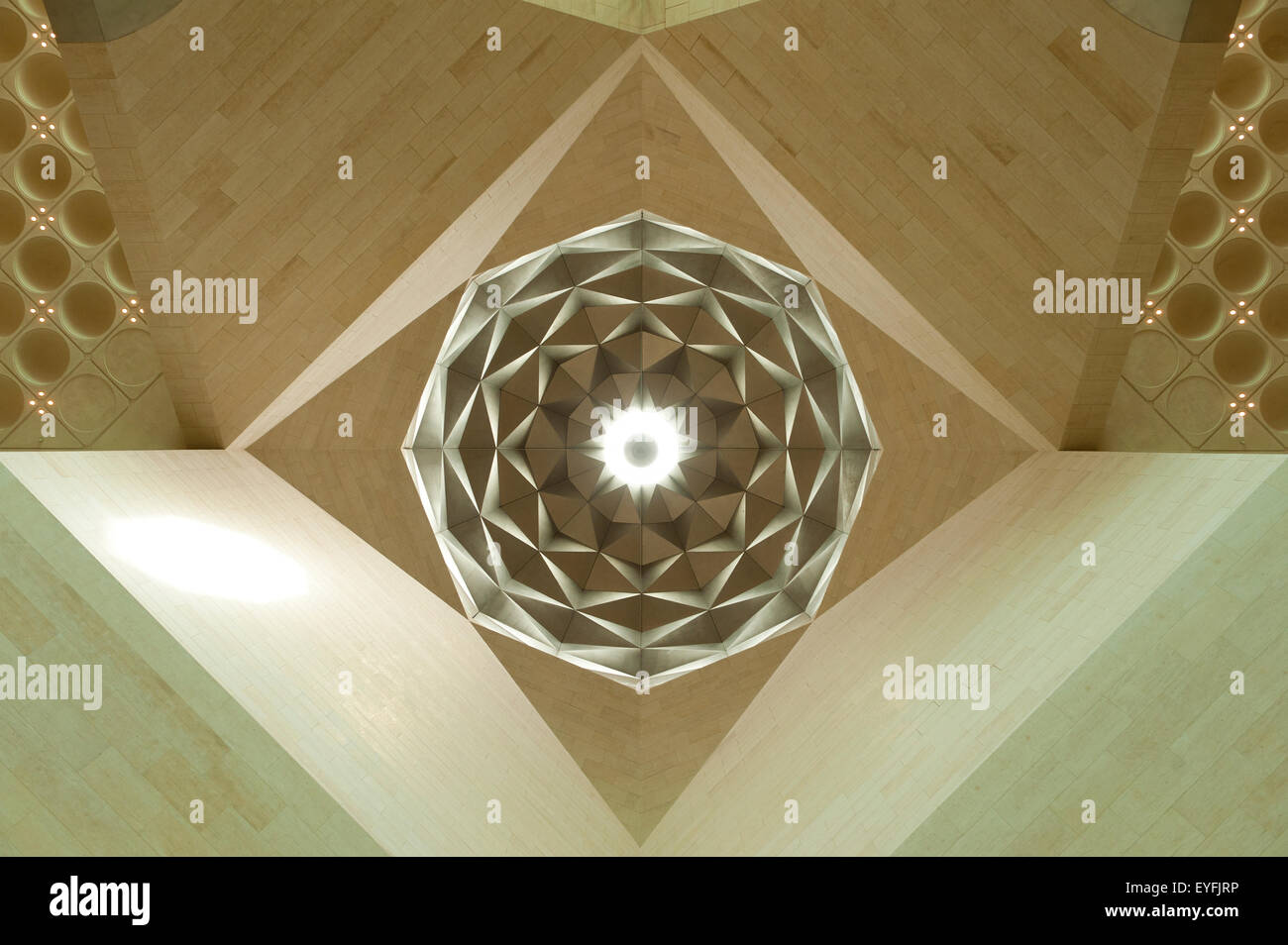 Particolare del soffitto all'interno il Museo di Arte Islamica; Doha in Qatar Foto Stock