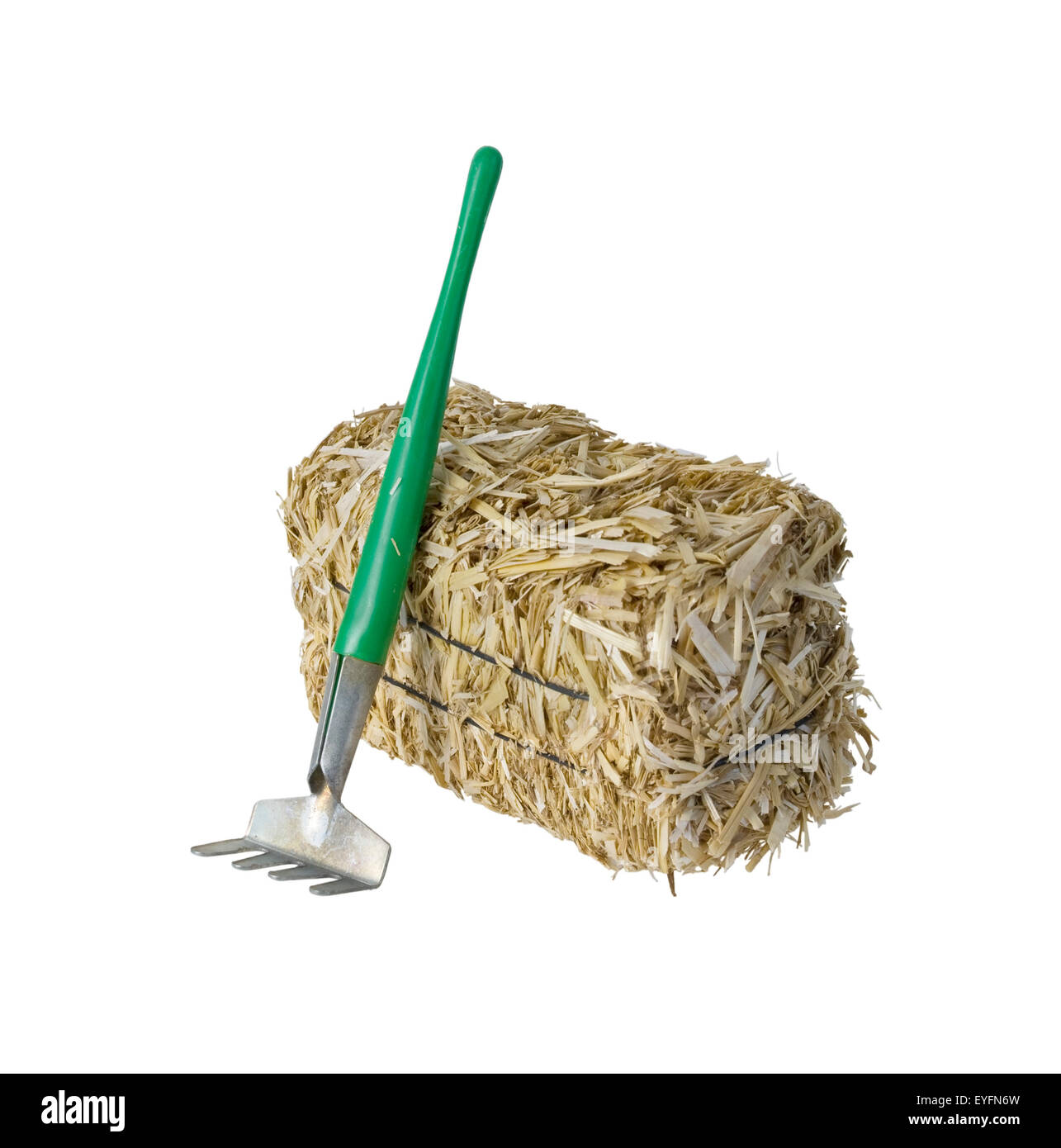 Balle di grandi dimensioni di bundle di fieno giallo con un rastrello - percorso incluso Foto Stock