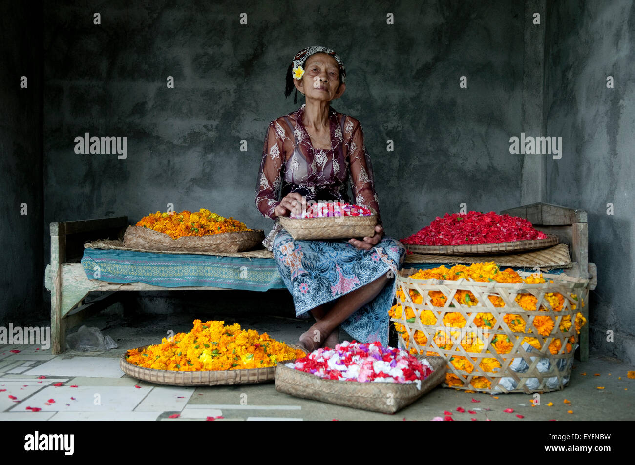 Donna indù con offerte di fiori; Bali Foto Stock