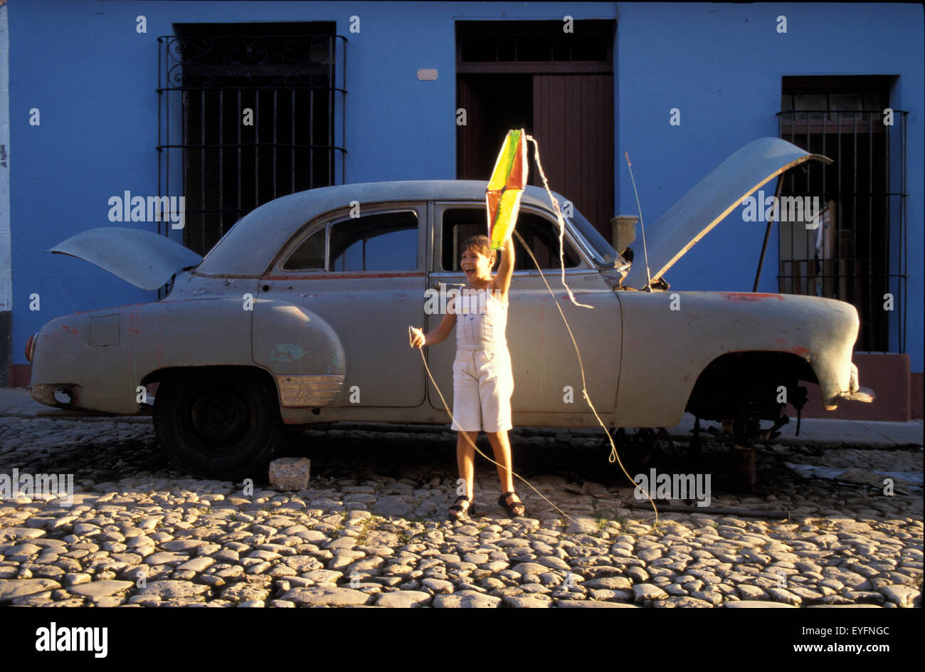 Ragazza con il kite in piedi di fronte a scatafascio 50 Foto Stock