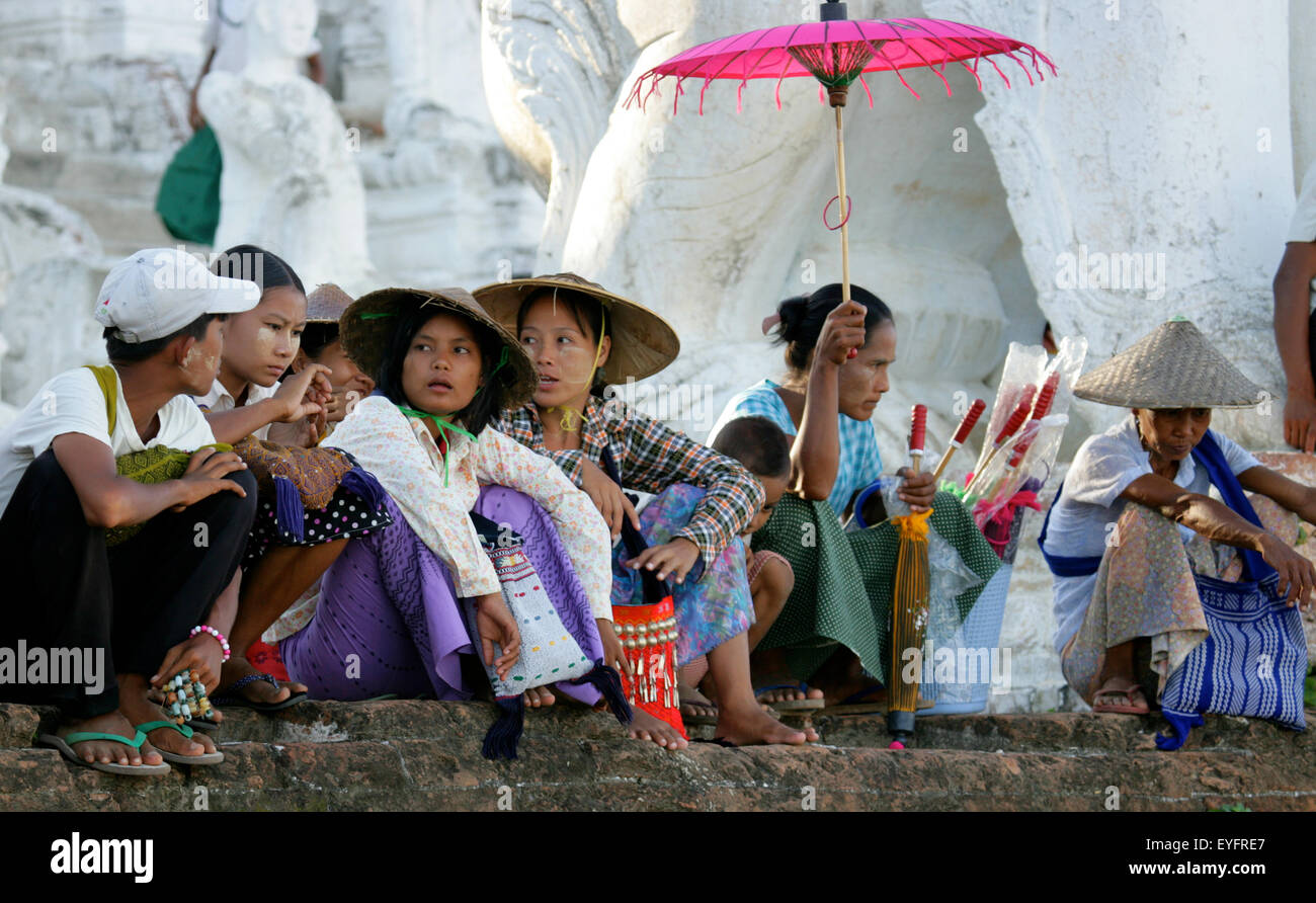 Gli abitanti di un villaggio seduti lungo il fiume Irrawaddy; Mingun, Myanmar Foto Stock