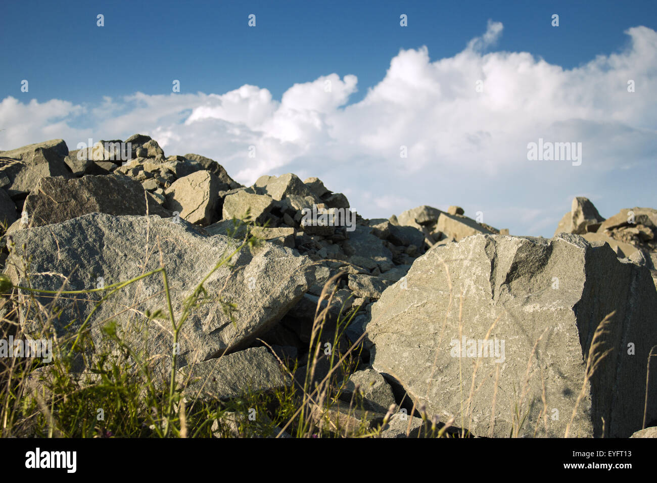 Vista da dietro un picco roccioso Foto Stock
