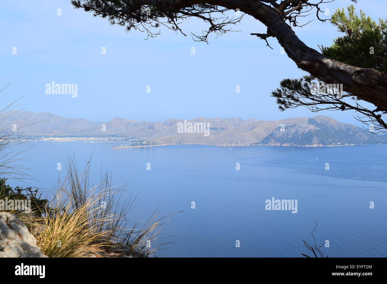 Vista della Baia di Pollensa dal sentiero escursionistico vicino a Alcudia, Maiorca, Spagna. Foto Stock